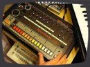 Dmonstration de la clbre bote  rythme de Roland, la TR-808 sortie en 1981.